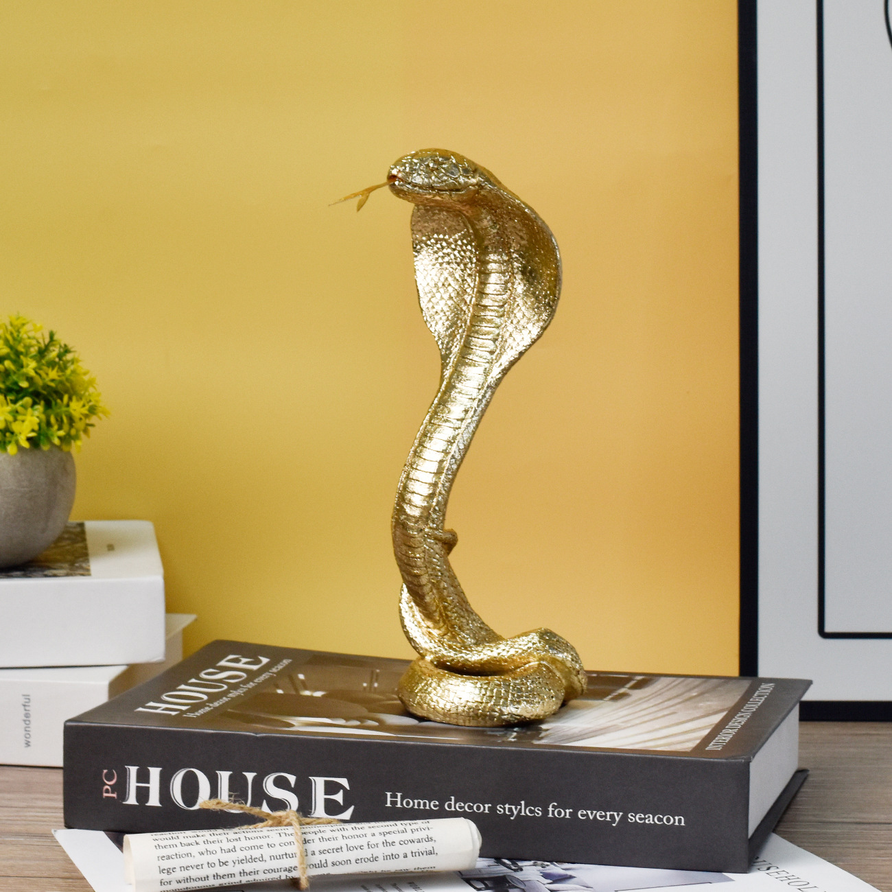 Interior Design Apartment - Light luxury creative three-dimensional king cobra